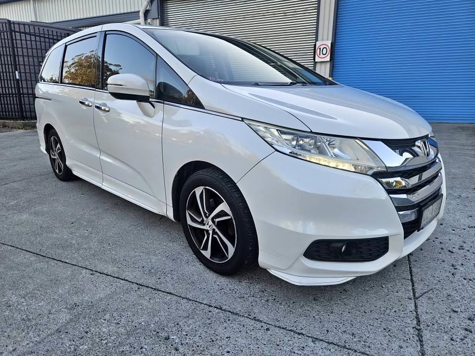 2015 Honda Odessey Vti- L Luxury 2.jpg